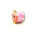 Primo piano di nastro decorativo rosa con motivi argentati di stelle e lune su bobina - Modello casuale / Serie Rosa