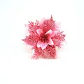 Makroansicht einer rosa glitzernden Weihnachtsstern-Blume für den DIY-Baumschmuck - Künstliche Weihnachtsblume / Rosa