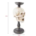 Detalle de un portavelas gótico de resina con forma de calavera, altura 33 cm y ancho 12 cm. - Columna de Calavera Realista (A6145) / 1 Pieza