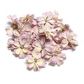 Nahaufnahme von künstlichen Gänseblümchen-Blütenköpfen für DIY-Hochzeitsdekoration. - Lavendel
