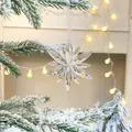 Detailaufnahme einer klaren Kristall-Schneeflocke an einem verschneiten Weihnachtsbaum - Polygon Schneeflocke / 6.5cm (3er Pack)