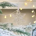 Detailansicht eines klaren Acryl-Schneeflocken-Ornaments an einem Weihnachtsbaum - Hexagonale Schneeflocke / 5.5cm (3er Pack)