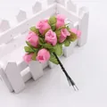 Detaillierte Ansicht von 12 künstlichen rosa Rosenknospen mit Stoffblättern und Stielen - Dunkelrosa