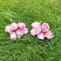 Dettaglio di mazzetti di rose artificiali vintage rosa su un prato verde naturale - Rosso rosa