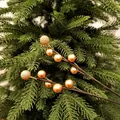 Vue détaillée de branches de baies de Noël dorées pour la décoration de fête DIY - Semi Or Chanvre