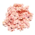 Detailansicht kleiner rosa künstlicher Seidengänseblümchen für die Hochzeitsdekoration. - Hellrosa