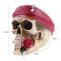 Vista dettagliata del teschio in resina con rosa rossa e dimensione altezza 14,5 cm - Teschio Rosa Pirata (T8196)