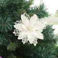 Vista dettagliata del fiore di poinsettia artificiale glitterato bianco sull'albero - Bianco