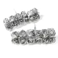 Detailansicht handgefertigter Mini-Silberpapierrosen für Hochzeit und DIY-Dekoration. - 144 Stück/Packung / Silber