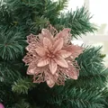 Fiore di stella di Natale artificiale oro rosa scintillante su ramo di albero di Natale. - Oro rosa