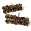 Detaillierte Ansicht von braunen Mini-Papierrosen mit Drahtstielen für Bastelprojekte - 144 Stück/Packung / Braun