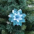 Primo piano di una stella di Natale artificiale blu glitterata su un ramo di pino - Blu lago