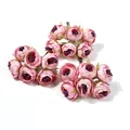 Dettaglio di piccole rose artificiali rosa in stile europeo per decorazioni fai-da-te - Rosa