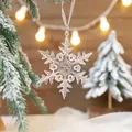 Nahaufnahme einer transparenten Acryl-Schneeflocke an einem festlichen Weihnachtsbaum - Blatt Schneeflocke / 9cm (3er Pack)