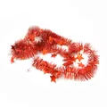 Gros plan d'une guirlande de Noël rouge de 2 mètres avec des décorations en forme d'étoile. - Rouge
