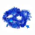 Détail rapproché d'une guirlande festive de 2m en clinquant bleu avec petites étoiles - Bleu