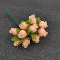 Nahaufnahme von 12 künstlichen Pfirsichrosen mit grünen Seidenblättern und Drahtstielen - Champagnerrosa