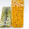 Packung mit gelben und grünen Mini-Papierrosen für DIY-Hochzeitsdeko und Bastelarbeiten - 144 Stück/Packung / Dunkelgelb