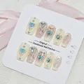 Détail macro de faux ongles de haute qualité faits à la main avec des breloques cœur bleu - XS / Lanzhi (CD021)