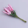Detaillierte Makroansicht des rosa-weißen künstlichen Lavendel-Blumenstraußes für DIY - 100 Stück/Packung / Fuchsia
