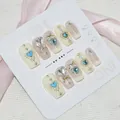 Magnifiques faux ongles faits main avec charms cœurs bleu clair et accents de papillons dorés. - S / Lanzhi (CD021)
