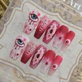 Macro-weergave van 3D horror Halloween nagels met bloed, ogen en hechting details voor feest. - XS / Bloedtranen Littekens (CD016-XS)