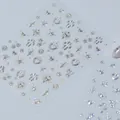 Primer plano de pegatinas metálicas holográficas para uñas con diseños de corazones y estrellas - Estilo Bronceado Oro Metálico MS987