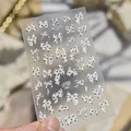 Detalle de pegatinas 3D para uñas con lazos blancos, lunares y acabado de brillo nácar - Estilo Lazo de Lunares (MS1010) / Brillo de Concha
