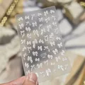 Primer plano de pegatinas de uñas con forma de lazo irisado y textura 3D relieve nacarado - Estilo Lazo de Cinta (MS1011) / Brillo de Concha