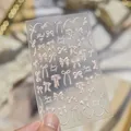 Primer plano de pegatinas de uñas de lazo nacarado con un delicado brillo de concha - Estilo Lazo Fresco (MS1013) / Brillo de Concha