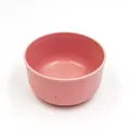 Vista detallada de cerca del cuenco rosa minimalista de paja de trigo con superficie lisa. - Rosa