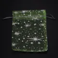 Sacchetto regalo in organza verde con stampa di stelle argentate e coulisse per gioielli. - 10 Pezzi/Confezione (9x12cm) / Cielo Stellato Verde Frutta Bronzante