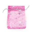 Borsa regalo in organza rosa con motivo di stelle argentate, ideale per gioielli e cosmetici. - 10 Pezzi/Confezione (9x12cm) / Rosso rosa
