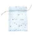 Primo piano dettagliato di sacchetto in organza azzurro con stelle argentate e coulisse. - 10 Pezzi/Confezione (9x12cm) / Celeste