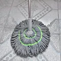 Haushalts-Rotationsmopp mit saugfähigem Baumwollkopf und Teleskop-Metallstiel für die Bodenreinigung. - Standard