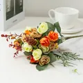Gros plan d'un bouquet de roses artificielles avec des feuilles vertes pour la déco et le mariage. - Coucher de Soleil