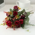 Gros plan détaillé d'un bouquet de roses artificielles en soie pour belle décoration. - Bordeaux