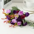 Vue détaillée du bouquet de roses artificielles avec livre et tasse à café pour déco. - Violet