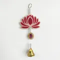 Vue détaillée d'une décoration suspendue lotus en acrylique avec perles et cloche - Pierre Magenta