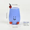 Süßer jadeblauer Cartoon-Stifthalter aus Glas mit Smiley und Kirschdetail, 130ml Inhalt - Blau