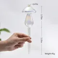 Schillernde Pilz-Bewässerungskugel mit Glasstiel und detaillierten Produktabmessungen - Pilzform / Transparent Irisierend
