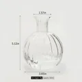 Detailansicht der gerippten Klarglasvase mit Maßen 13x10cm und 500ml Fassungsvermögen - Streifen Modell B