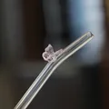 Exquisiter handgefertigter, gebogener Glastrinkhalm mit rosa Schmetterlingsdekor - Gebogenes Rohr / Rosa Schmetterling