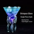 Makroansicht eines quallenförmigen Cocktailglases mit Tentakeln auf dunklem Hintergrund - Oktopustasse