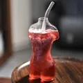 Einzigartiges künstlerisches Glas in Form eines Frauenkörpers mit Strohhalm auf Holz. - Version mit Strohhalm