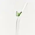 Transparenter Trinkhalm aus Glas mit einem kleinen grünen Schmetterlings-Dekor. - Gebogenes Rohr / Grüner Schmetterling