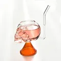 Detalle de una copa de vino única con forma de calavera de vampiro y pajita integrada. - Copa Vampiro / Base Naranja