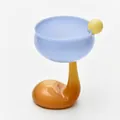 Copa de postre artística de cristal azul claro con tallo ámbar y detalle de esfera amarilla - Taza Pata de Pato / Azul + Naranja