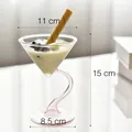 Detailansicht der eleganten Glas-Dessertschale mit 15 cm Höhe und rosa Spiralstiel - Hoher Fuß Eisbecher Stil A / Rosa
