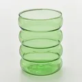 Dettaglio di un bicchiere in vetro verde a coste resistente al calore con design a onde - 301-400ml / Verde